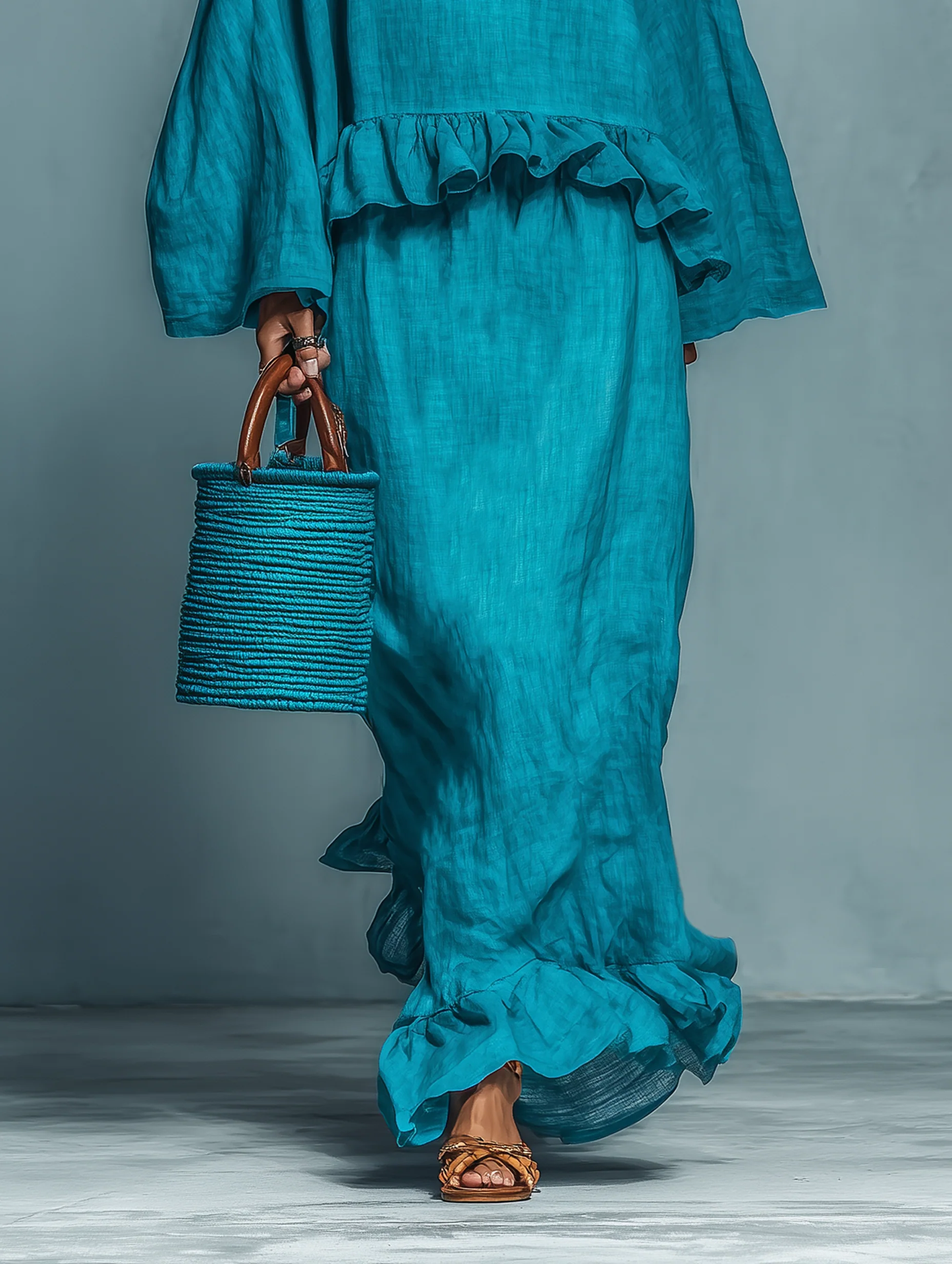 Blouse Bleue Volante Et Ensemble Jupe Droite