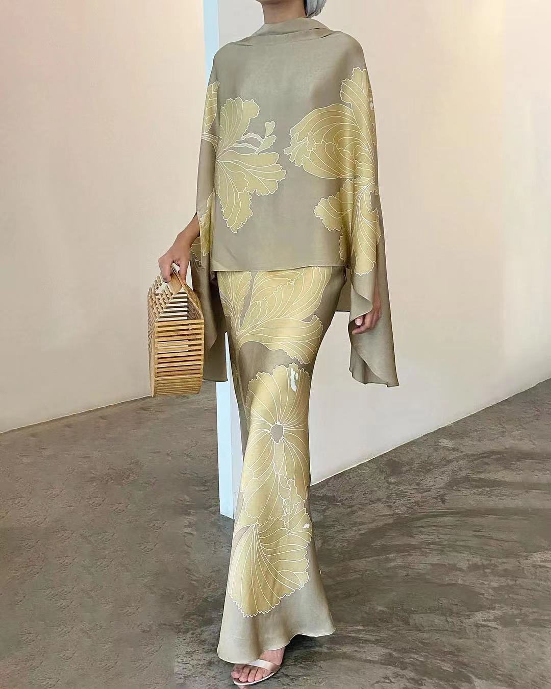 ENSEMBLE ÉLÉGANT FLORAL À COL HAUT