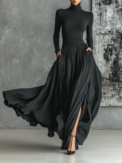 Ensemble T-shirt col roulé skinny noir et jupe plissée